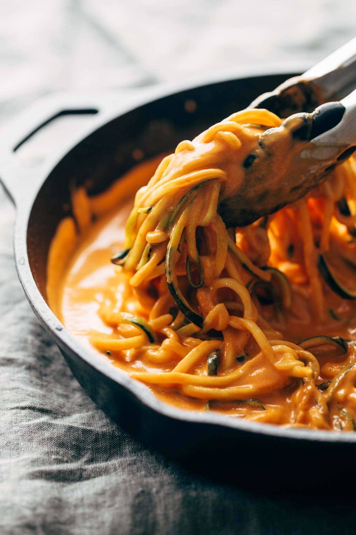 Creamy Garlic Roasted Red Pepper Pasta! with garlic, almond milk, roasted red peppers, and traditional or zucchini pasta. | pinchofyum.com