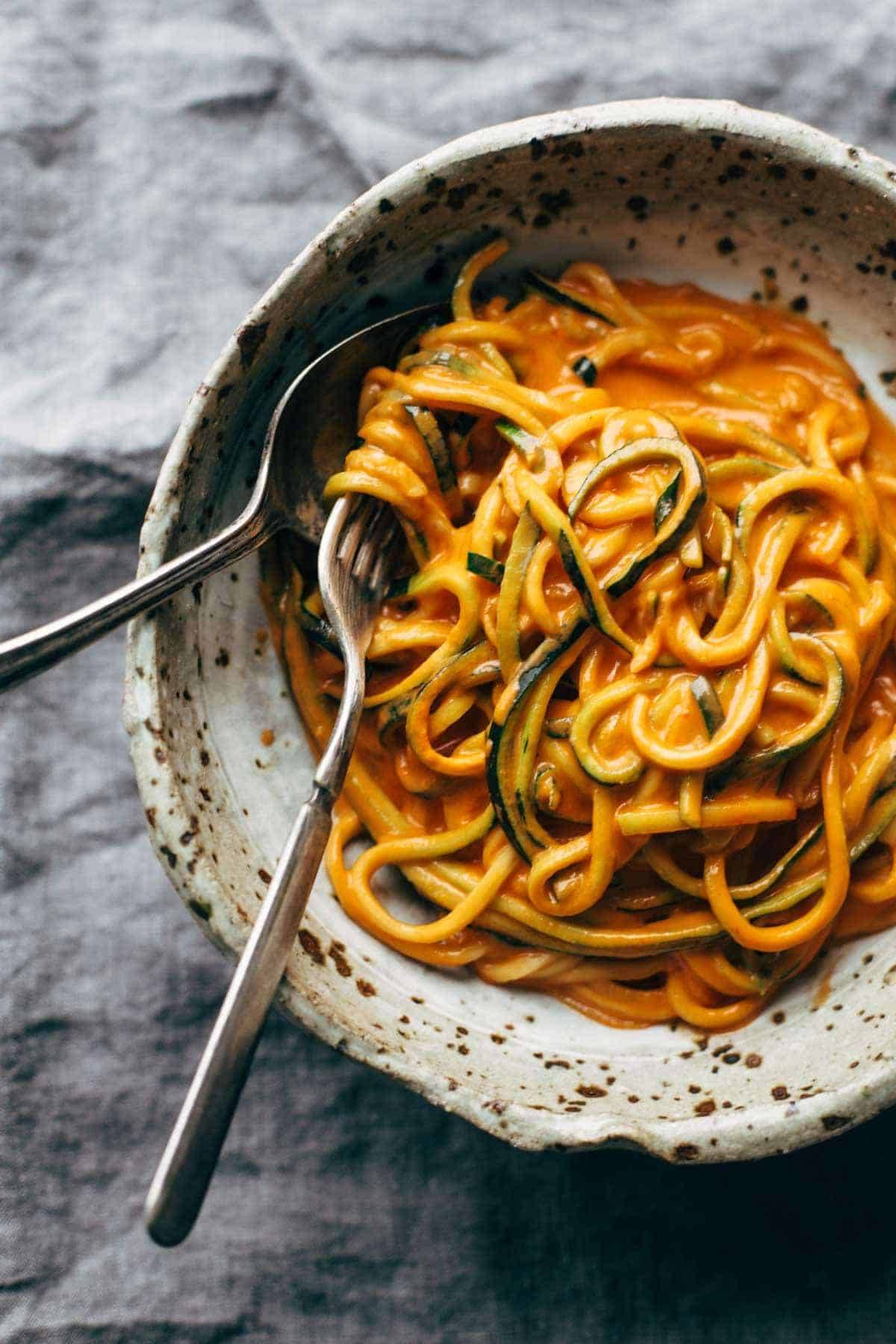 Creamy Garlic Roasted Red Pepper Pasta! with garlic, almond milk, roasted red peppers, and traditional or zucchini pasta. | pinchofyum.com