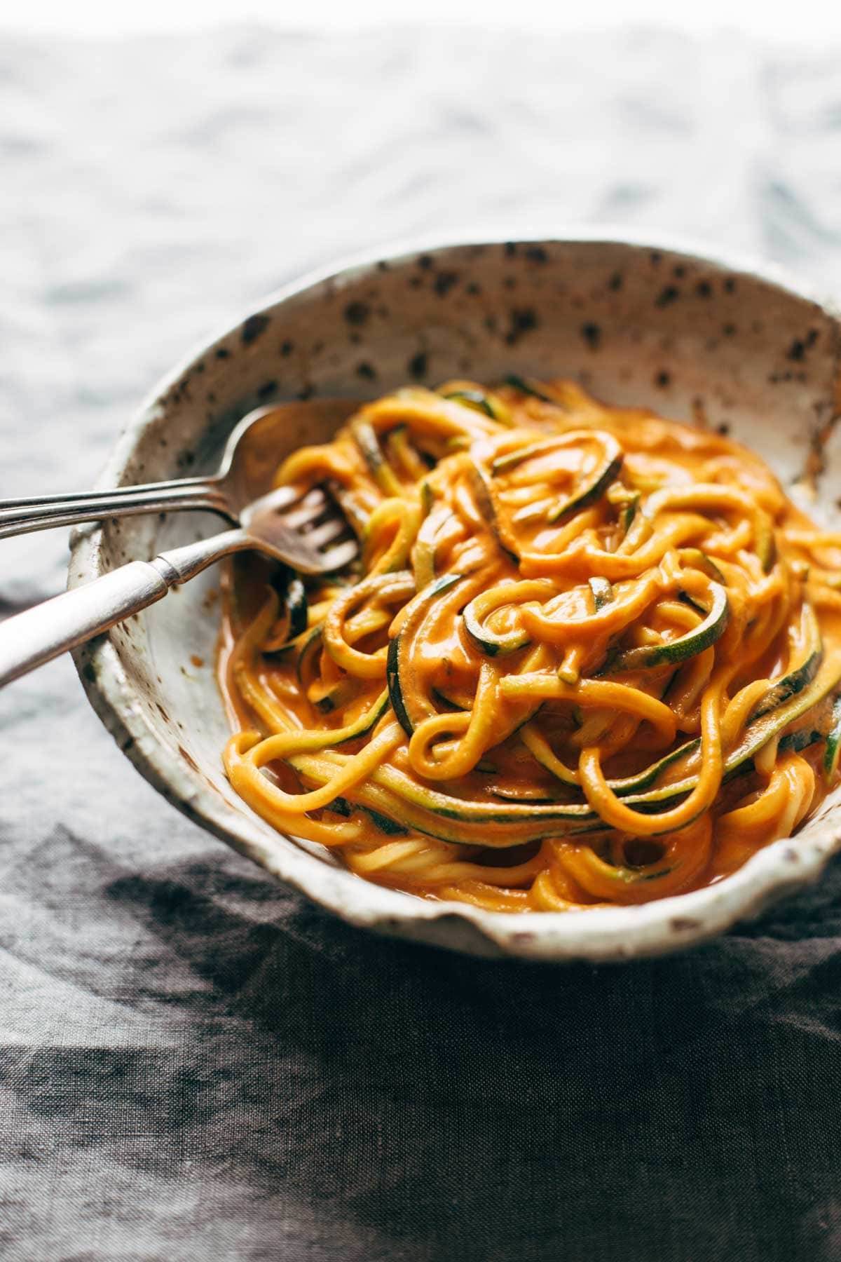 Creamy Garlic Roasted Red Pepper Pasta! with garlic, almond milk, roasted red peppers, and traditional or zucchini pasta. | pinchofyum.com