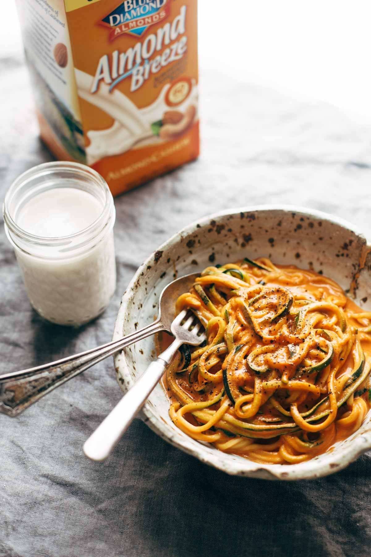 Creamy Garlic Roasted Red Pepper Pasta! with garlic, almond milk, roasted red peppers, and traditional or zucchini pasta. | pinchofyum.com